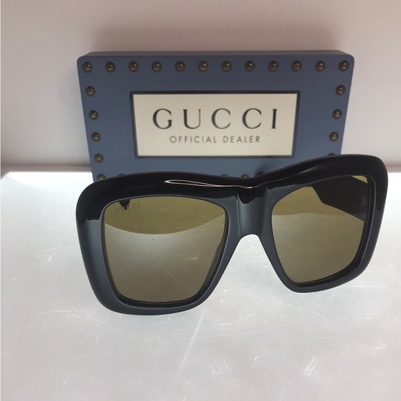 Gucci Black GG0498S Oversized Sunglasses - Picture 3 of 13